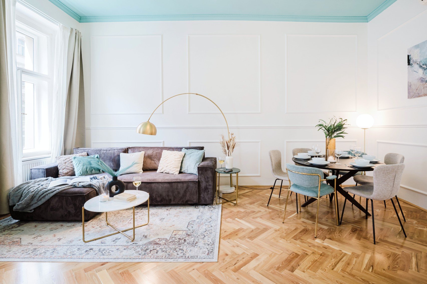 Risultato: il soffitto dai colori vivaci, la luce naturale e la stratificazione delle texture conferiscono all'interno leggerezza e intimità.