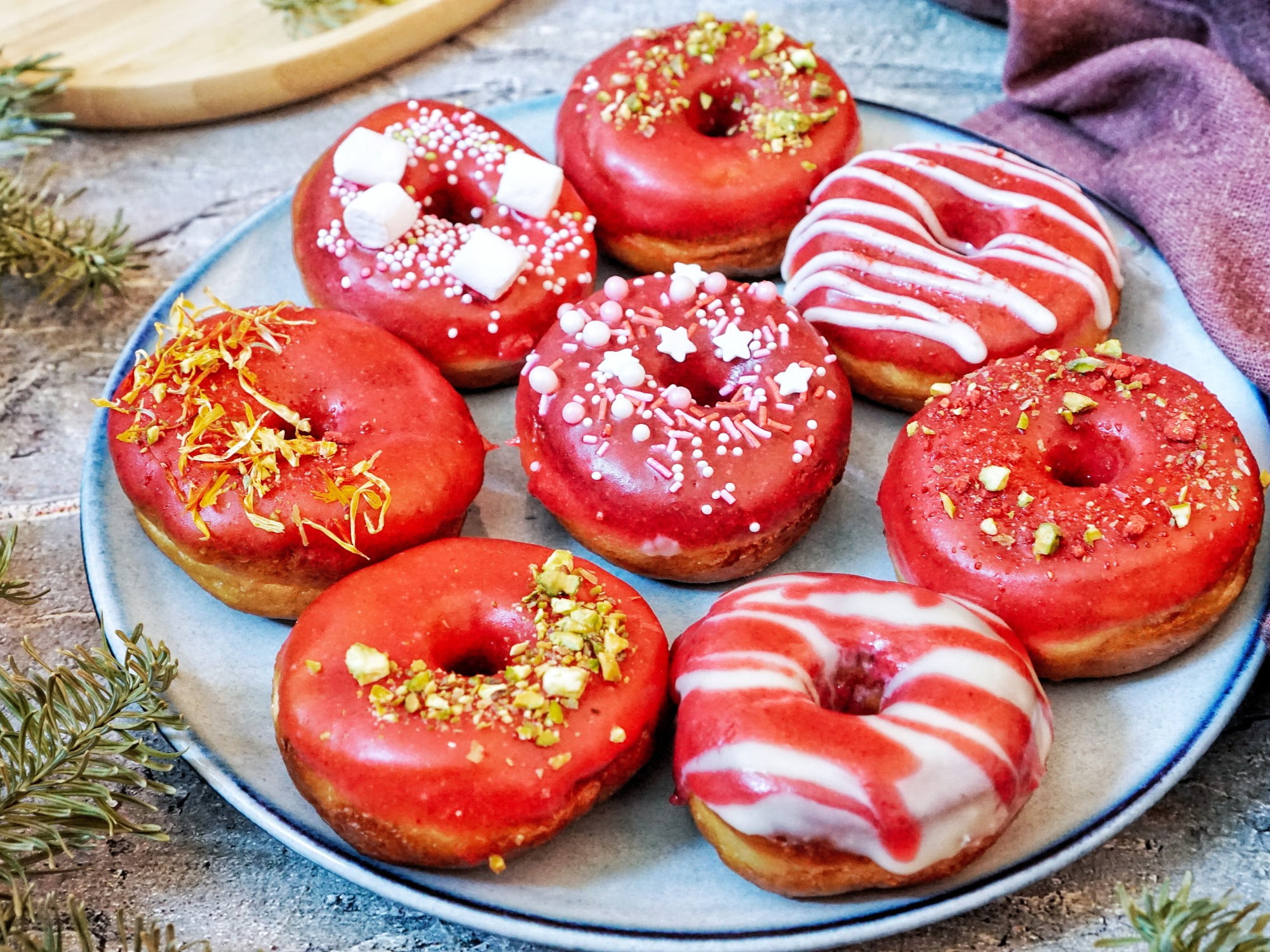 Puoi decorare la glassa con varie decorazioni come foglie d'oro, frutta secca, noci, ecc.