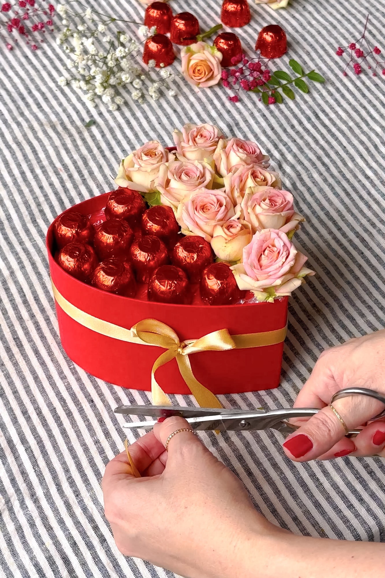 Ricopri, invece, l'altra metà con i cioccolatini scelti. La confezione sarà pronta così.