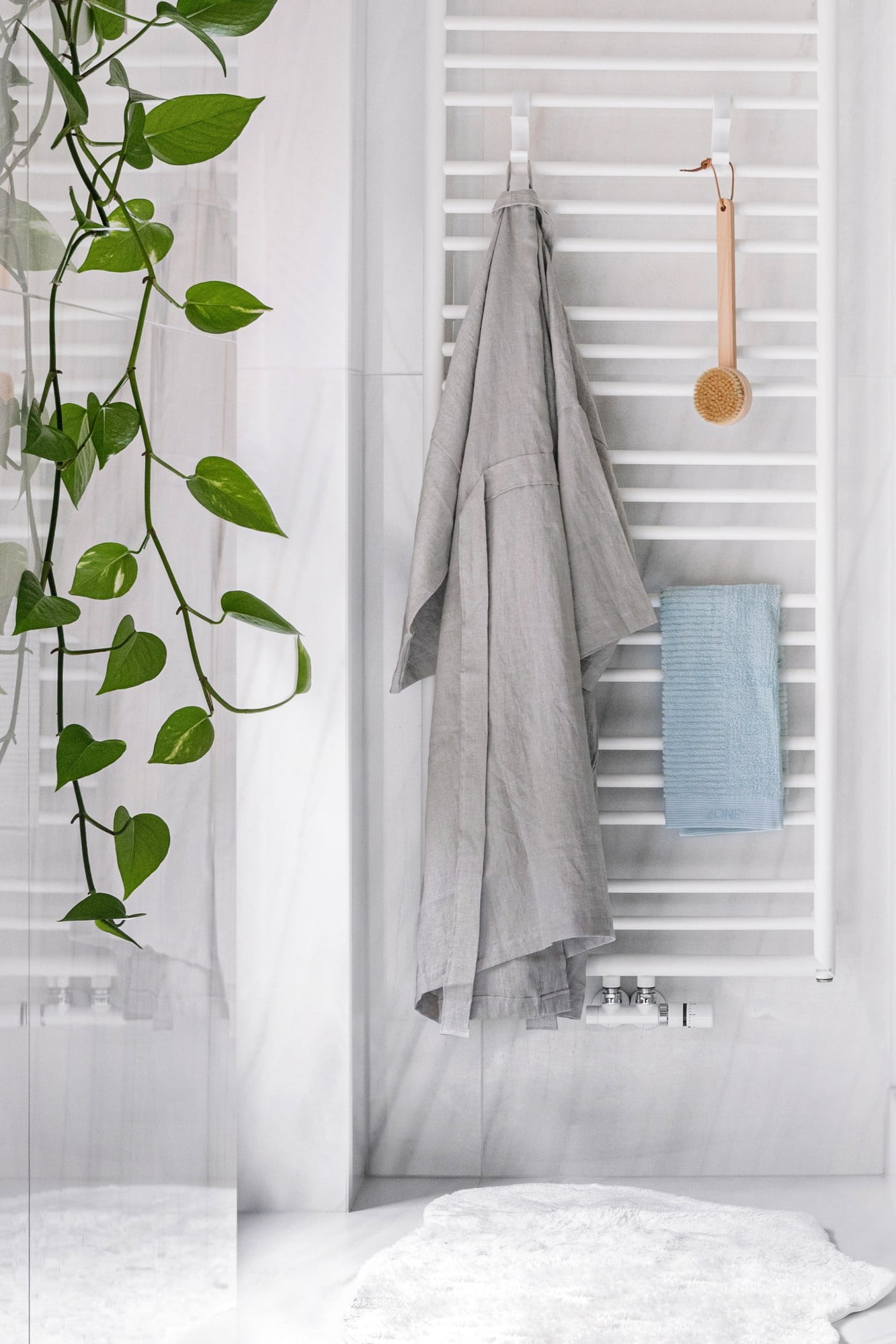  Anche in bagno non mancano i materiali naturali: lino per l'accappatoio e bambù per la spazzola.