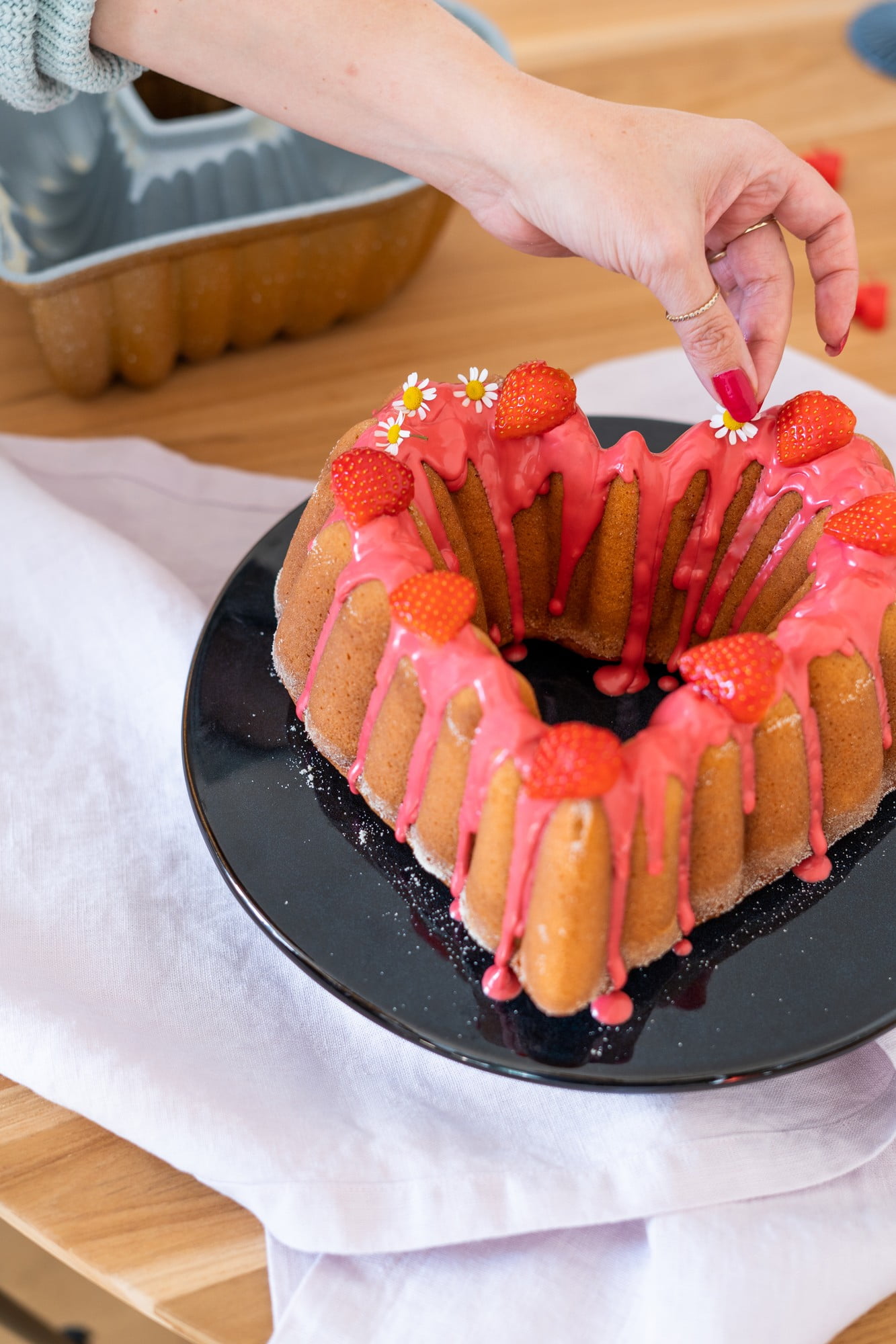 Infine, aggiungi se vuoi dei fiori commestibili che trovi nei reparti decorazioni per dolci.