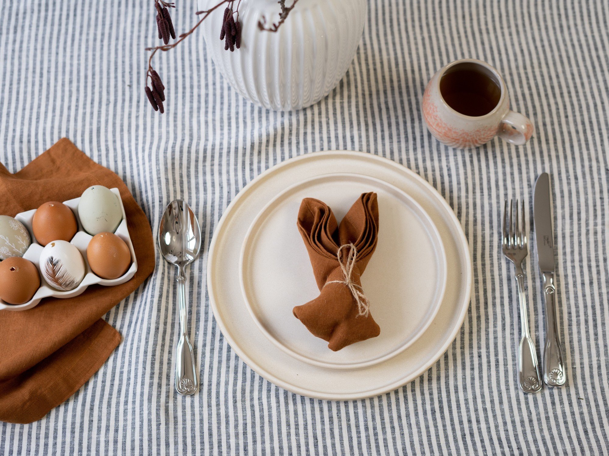 Tovaglioli a forma di coniglietto: segui il nostro procedimento passo dopo passo.