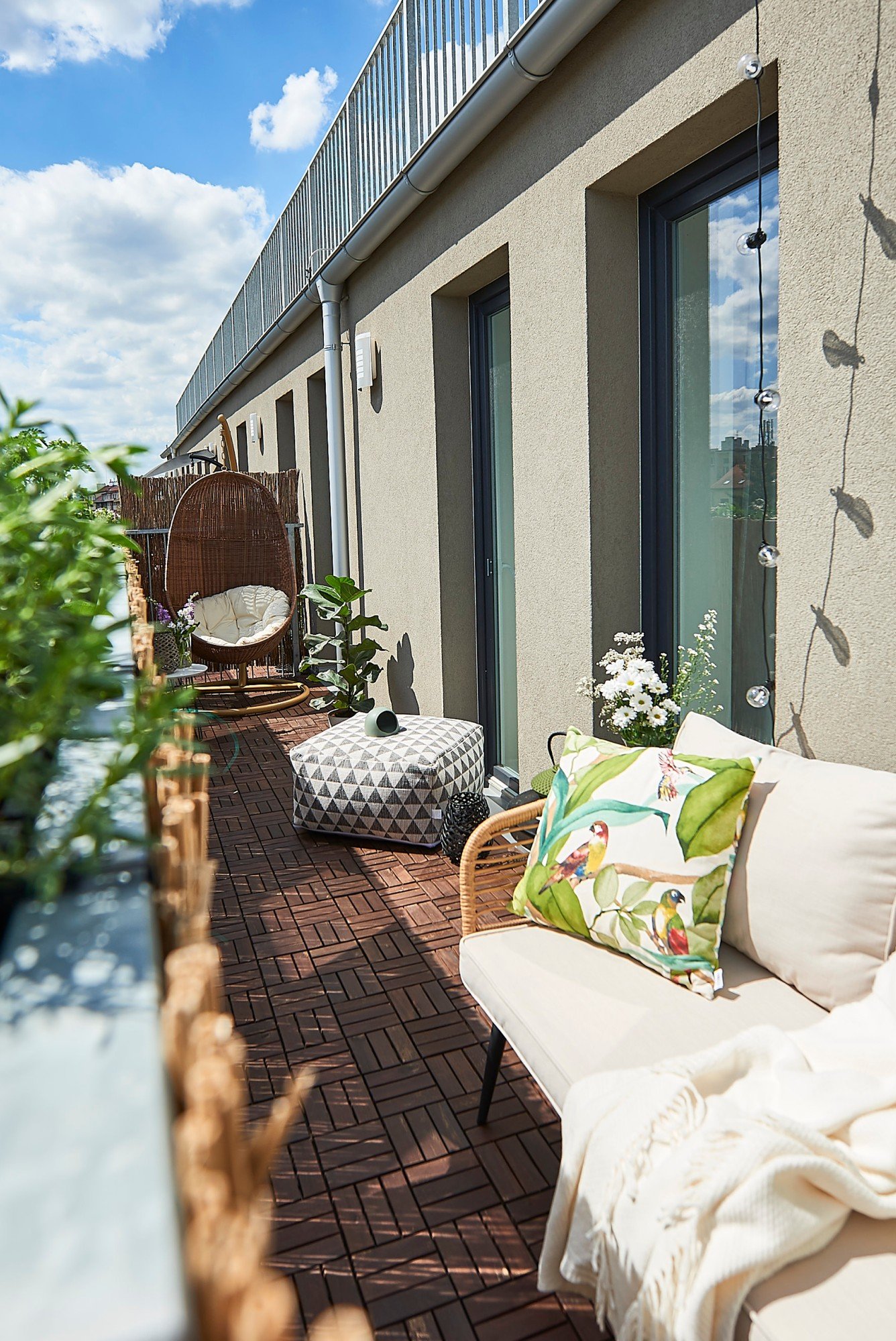 I mobili posizionati vicino alla parete lasciano uno spazio libero per passare sul balcone.