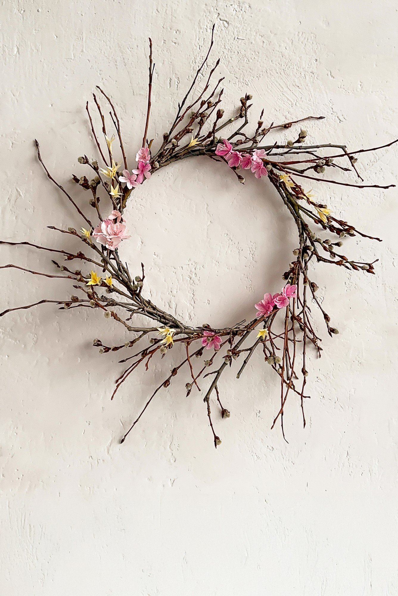 Ghirlanda primaverile con fiori di carta crespa.