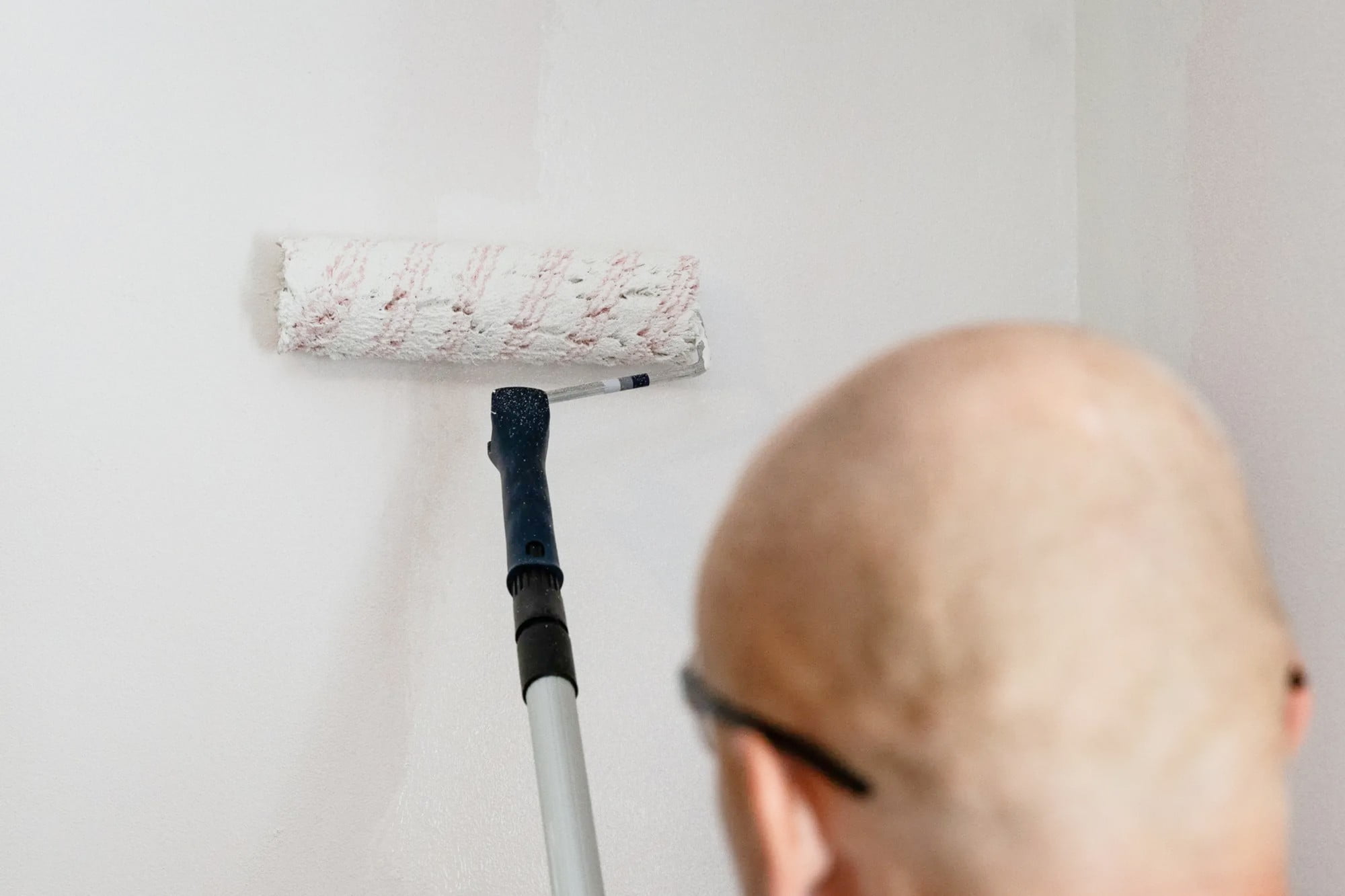 Quando applichi la vernice con un rullo, non passare troppo a lungo su un punto, altrimenti lo strato sottostante potrebbe staccarsi. Fonte: Primalex