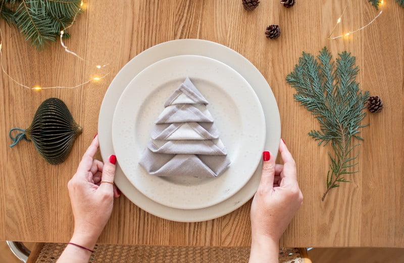 Come piegare un tovagliolo a forma di albero di Natale