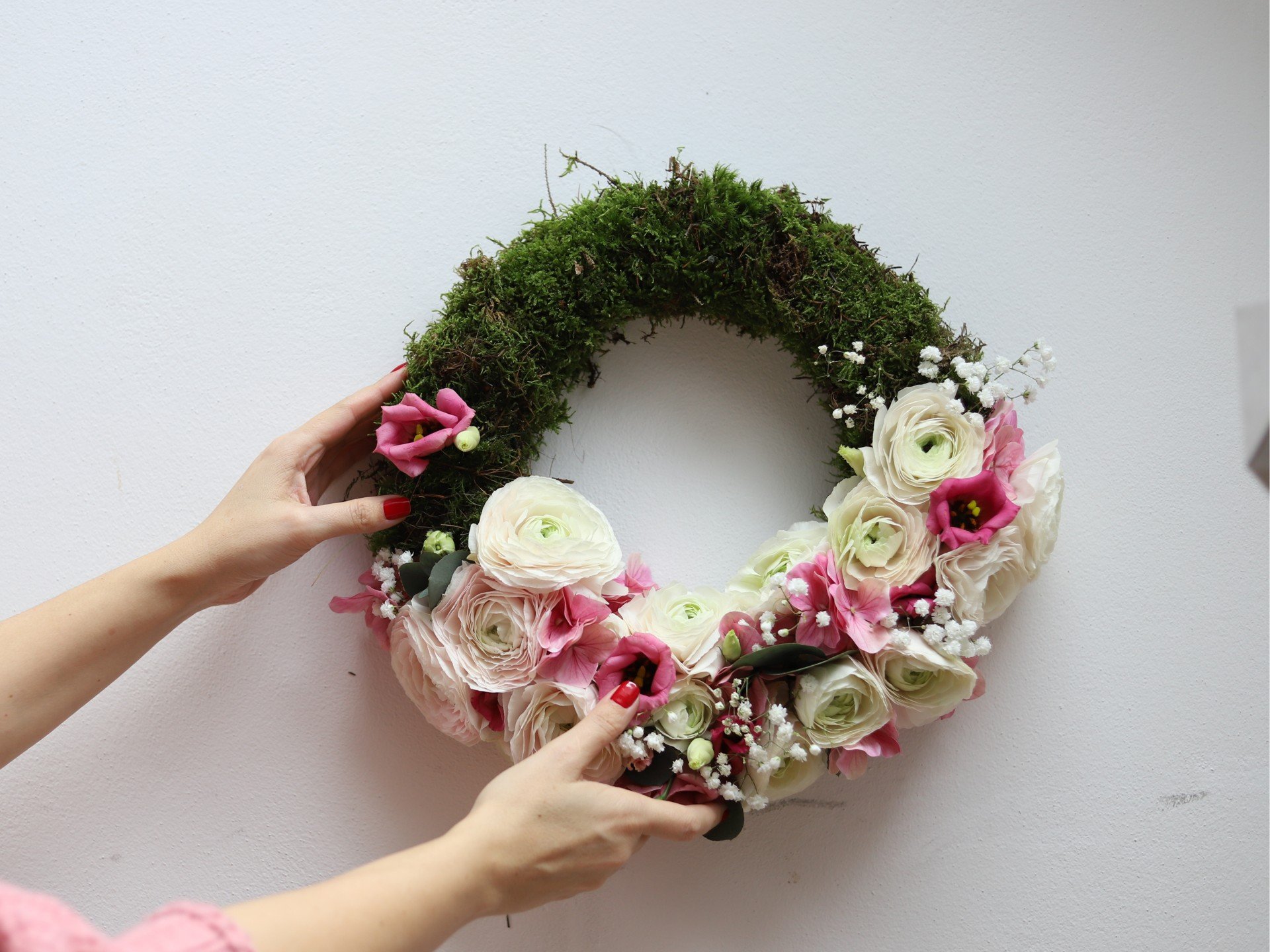 La ghirlanda primaverile con boccioli freschi durerà di più con una base imbevuta di acqua.