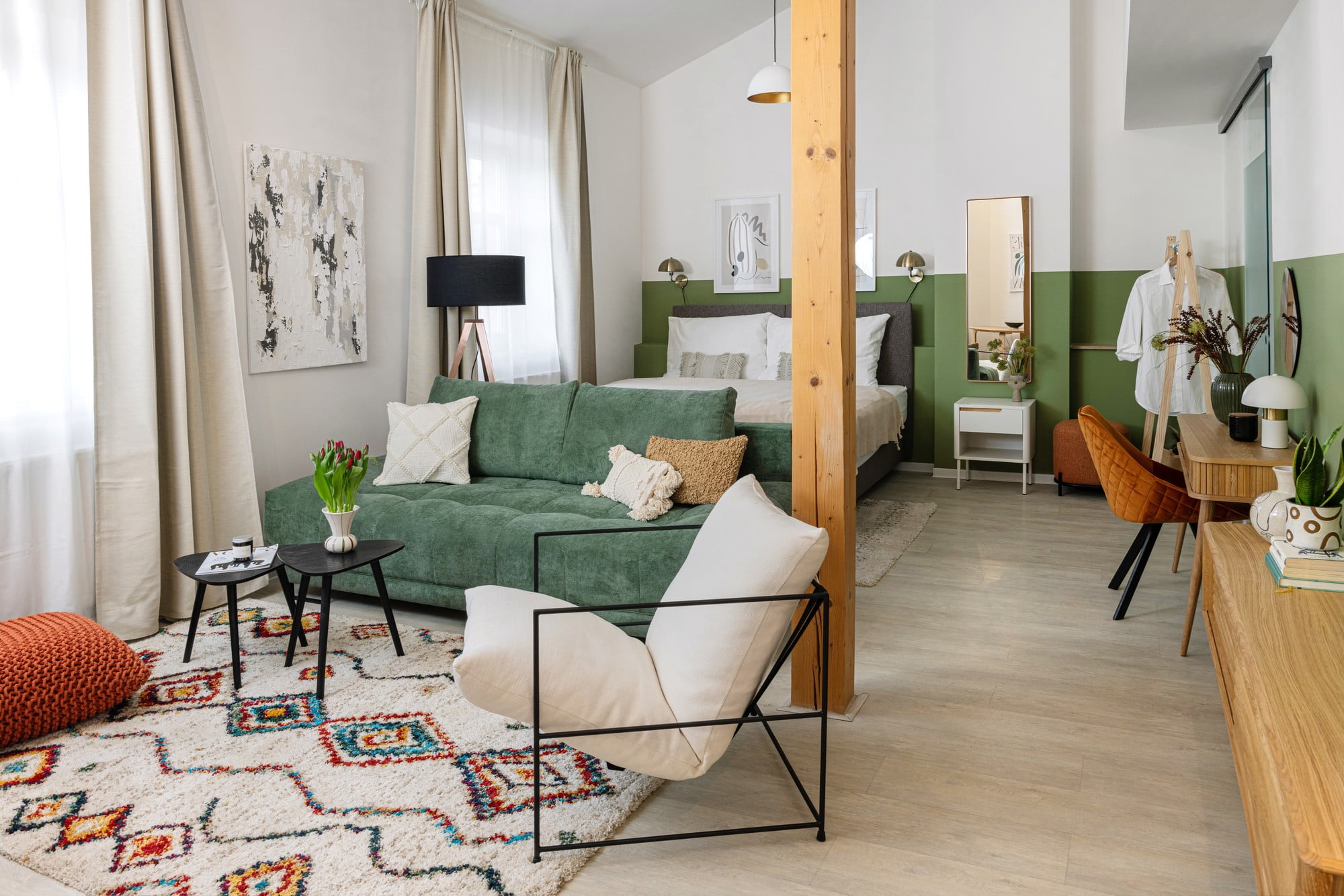 In un appartamento piccolo, opta per mobili con sedute più basse e soluzioni pieghevoli o impilabili.