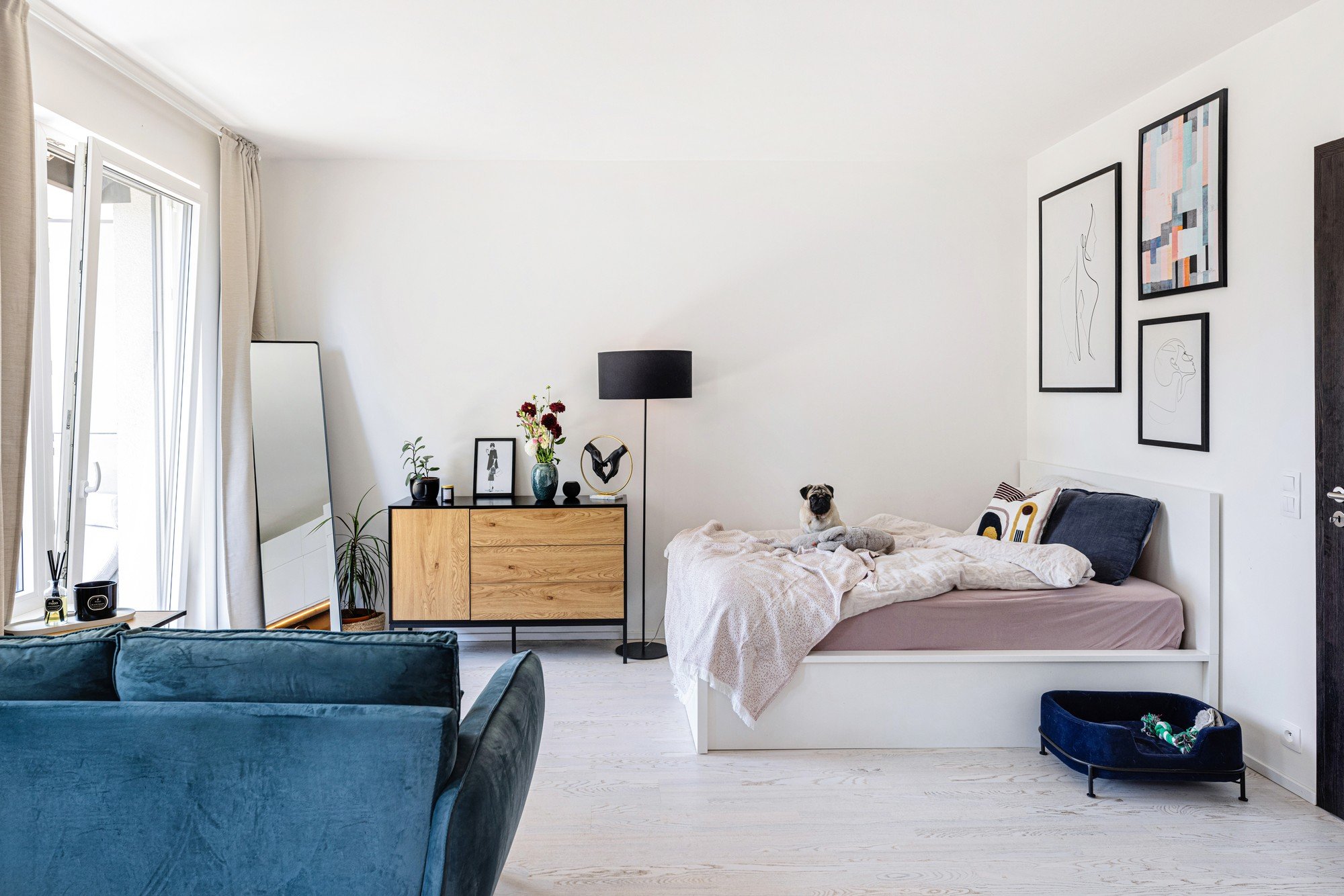 Un letto bianco classico può essere inserito con successo in un monolocale dalle pareti bianche.