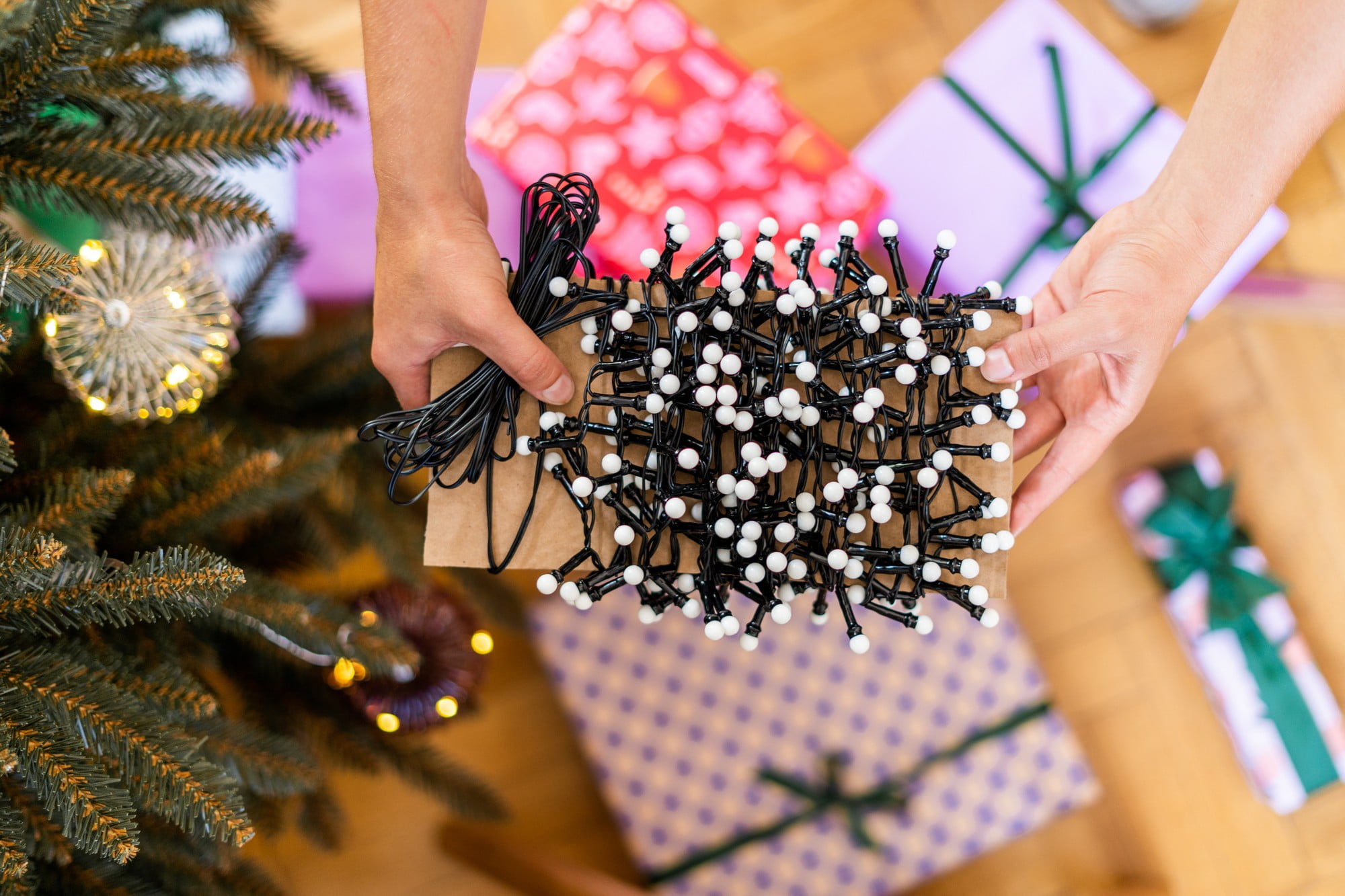 Le luci di Natale sono una gioia... Finché non si aggrovigliano. Scopri come sistemarla correttamente.