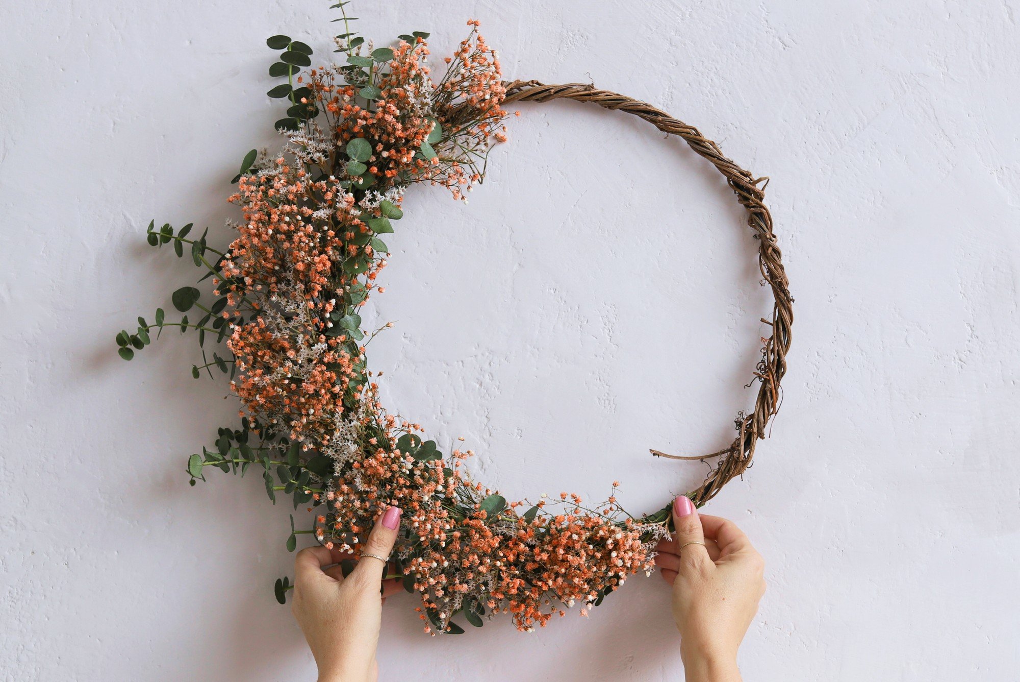 Ghirlanda primaverile fuoriporta con gypsophila ed eucalipto