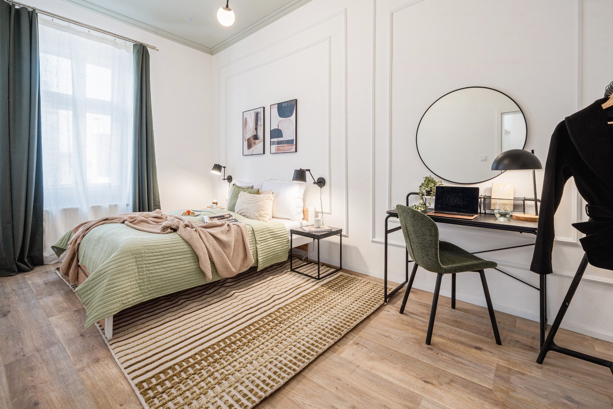 La realizzazione conferma che anche una sola stanza può apparire ariosa, tranquilla e allo stesso tempo offrire uno spazio completo per lavorare e riposarsi.