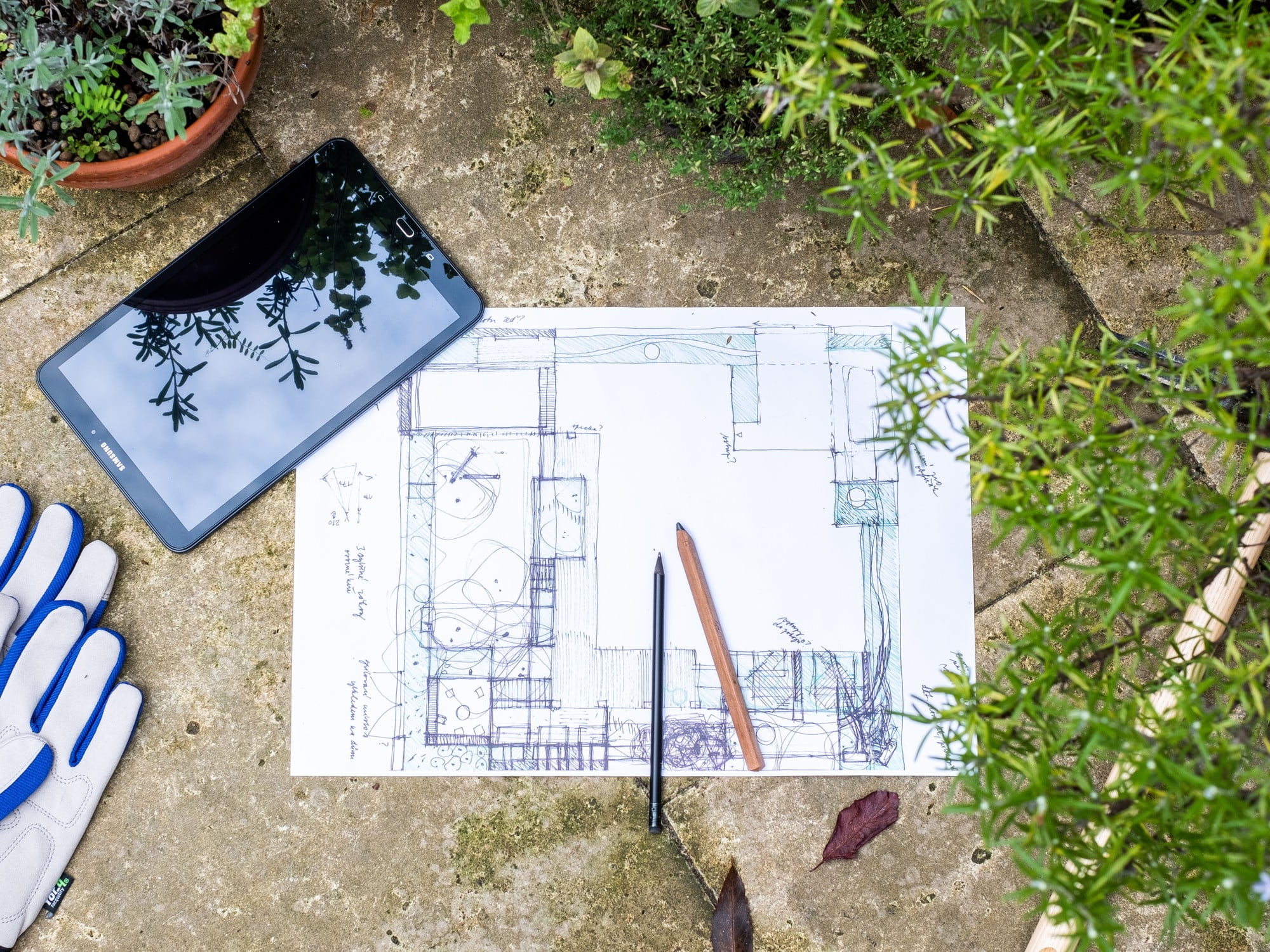 Foglio di carta, matite e pastelli saranno sufficienti per disegnare il layout del giardino. Fonte: Flera