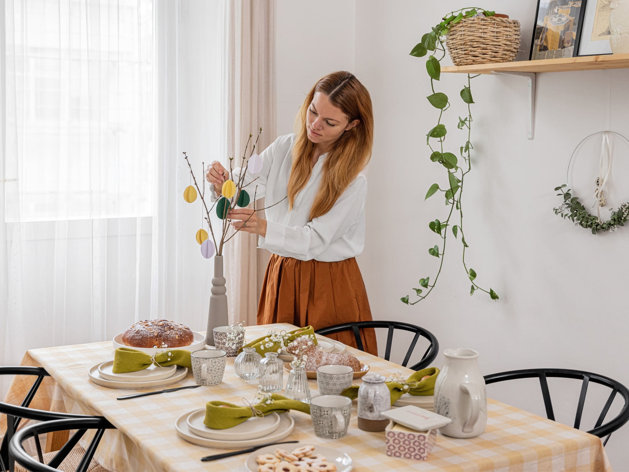 Prepara la tavola per Pasqua con alcune decorazioni fai da te.