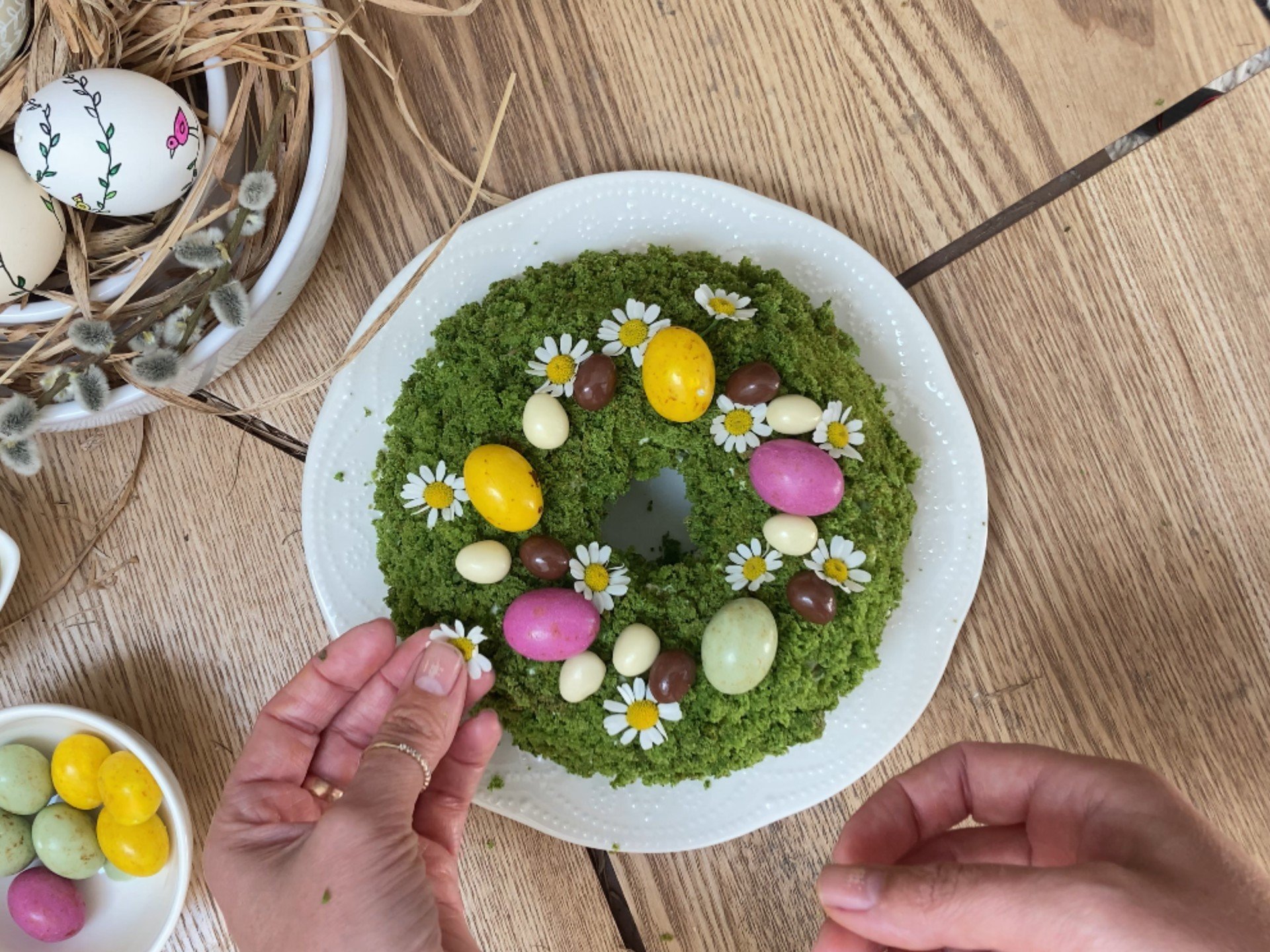 Una decorazione insolita creata da una torta cotta che sembra fatta di muschio.