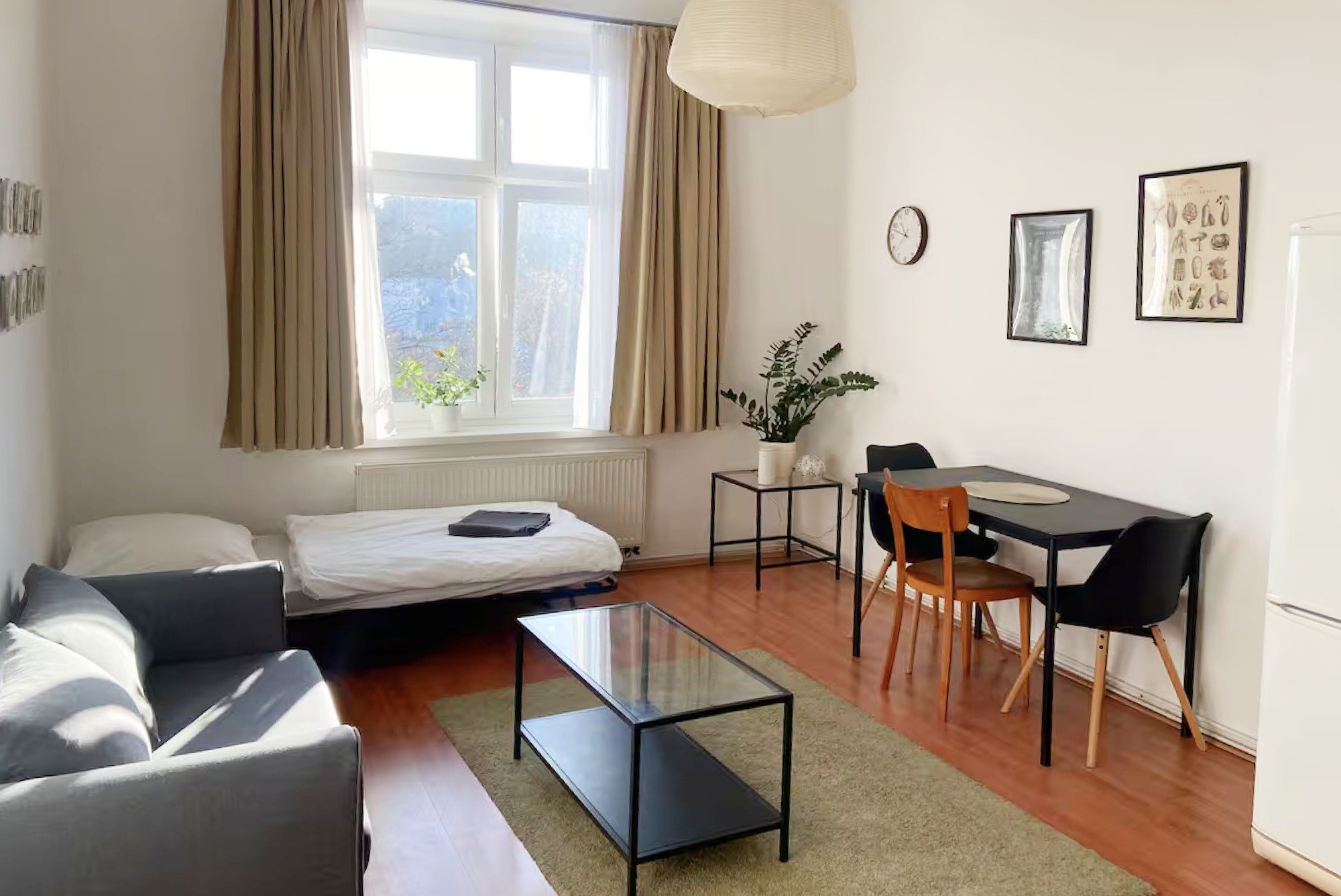 Il soggiorno era piacevolmente luminoso e arioso, con una base semplice che aspettava di essere completata con l'atmosfera e i dettagli giusti.