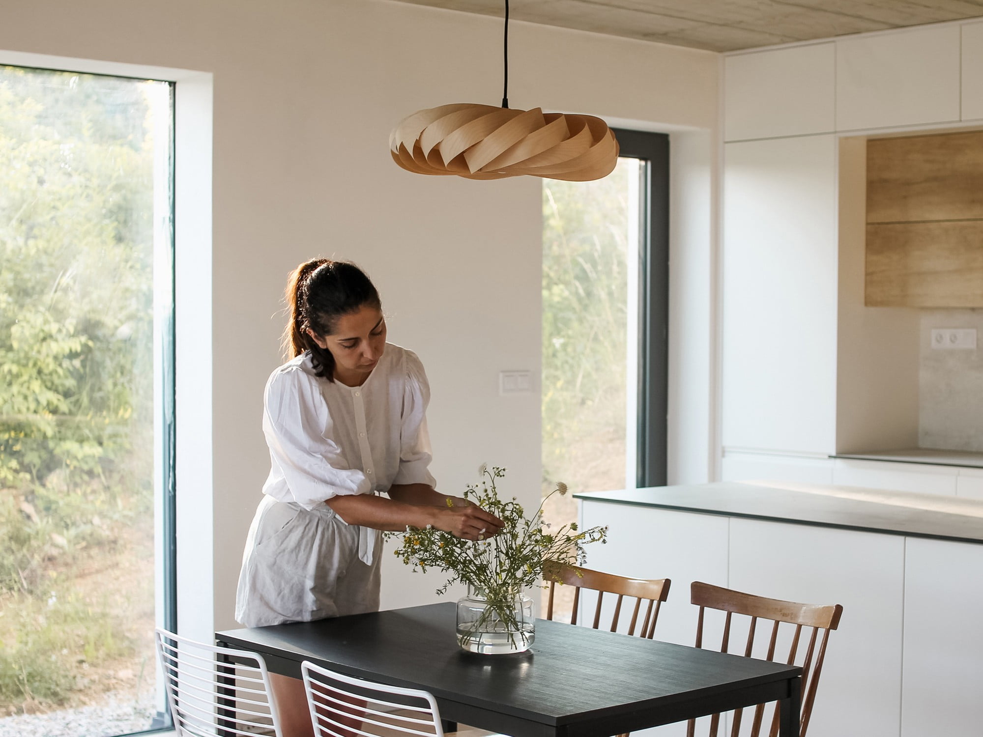 Un lampadario di questo tipo risalta particolarmente in ambienti dallo stile minimalista. Per esempio, è perfetto se collocato per illuminare il tuo tavolo da pranzo.