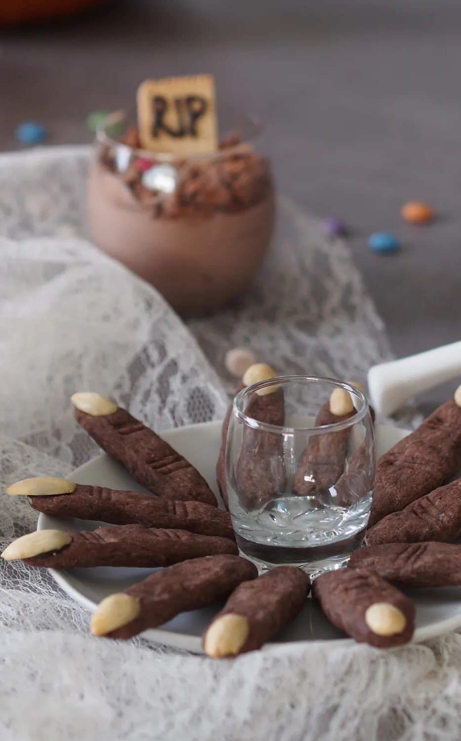 Le "dita magiche" al cacao sono un dolcetto spaventoso che piacerà a tutti i bambini.