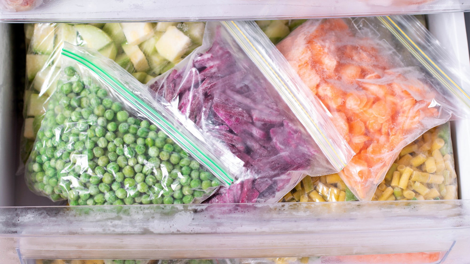 Alcuni tipi di frutta e verdura devono essere sbollentati prima di metterli in freezer.