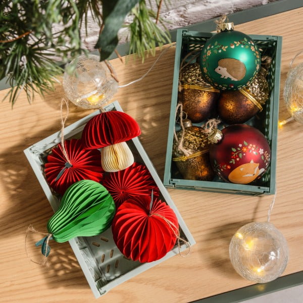 Composizione Per Le Feste Di Natale Con Decorazioni In Oro Su Sfondo Nero 19426324