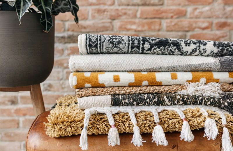 Guida completa sulle differenze principali tra i tipi di materiale e produzione dei tappeti