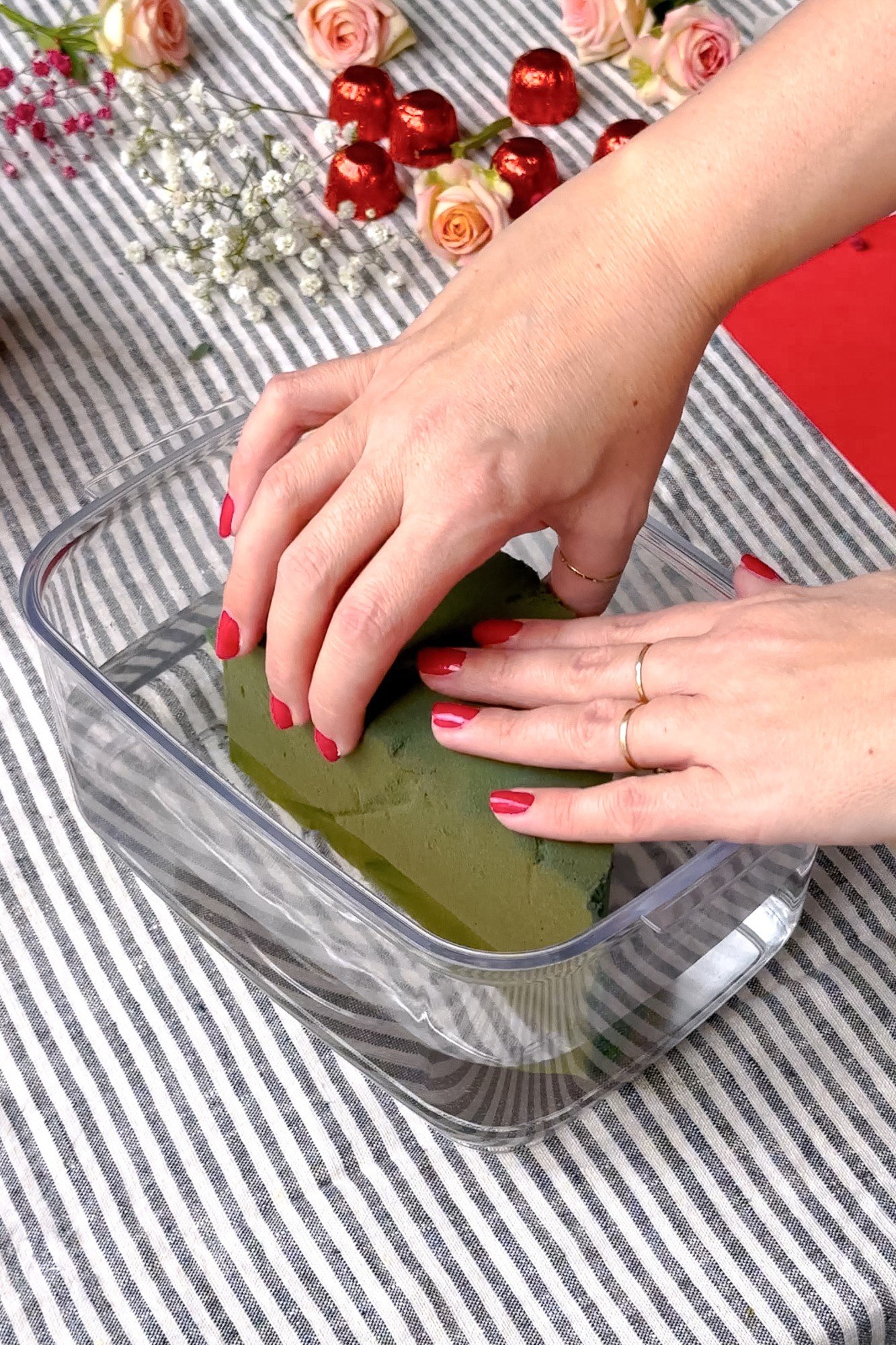 Lascia che la spugna assorba completamente l'acqua, finché non affonda, in modo che sia tutta imbevuta.