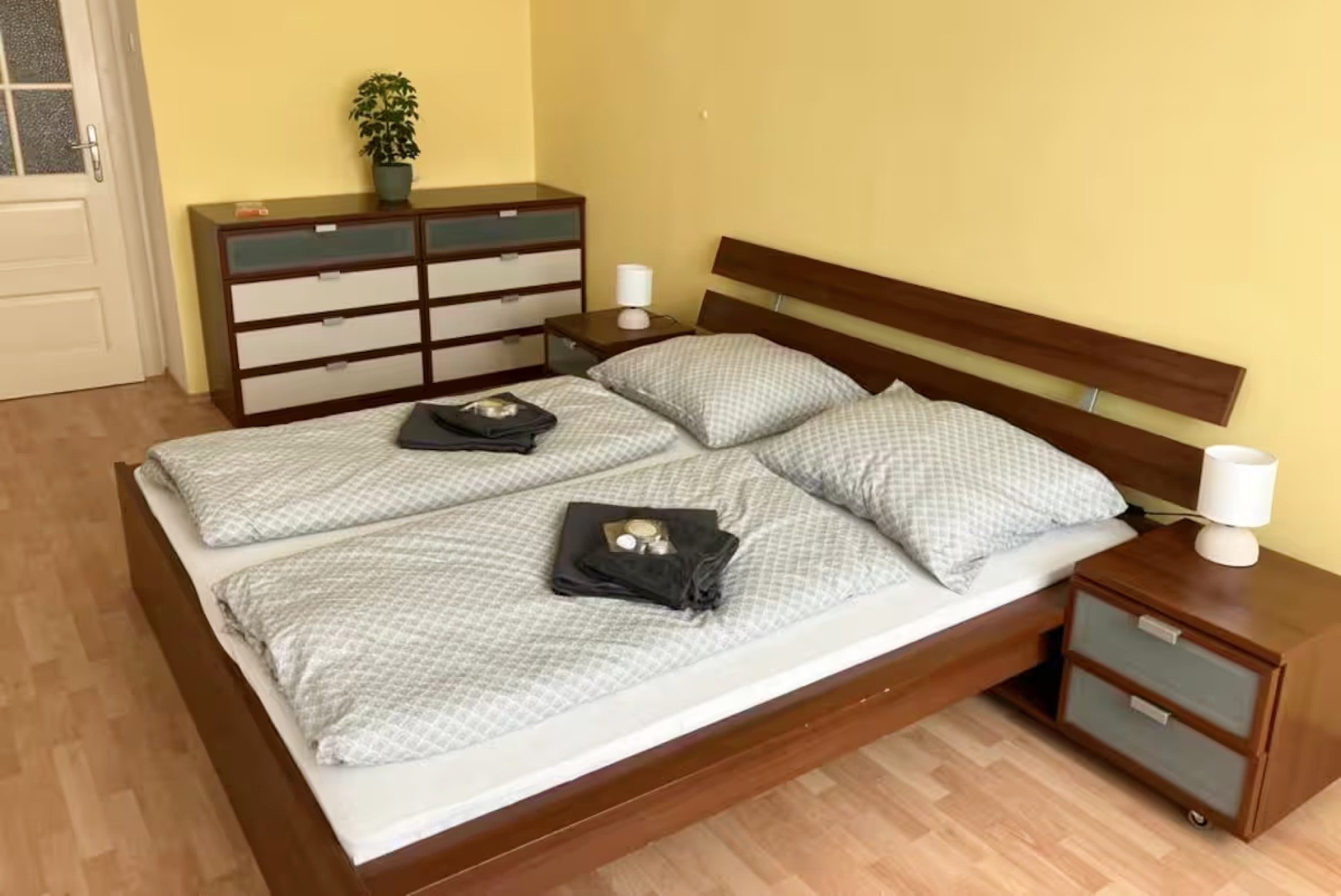 La camera da letto appariva anonima e funzionale, priva di uno stile definito, di emozioni e di un uso ponderato dei colori e dell'atmosfera.