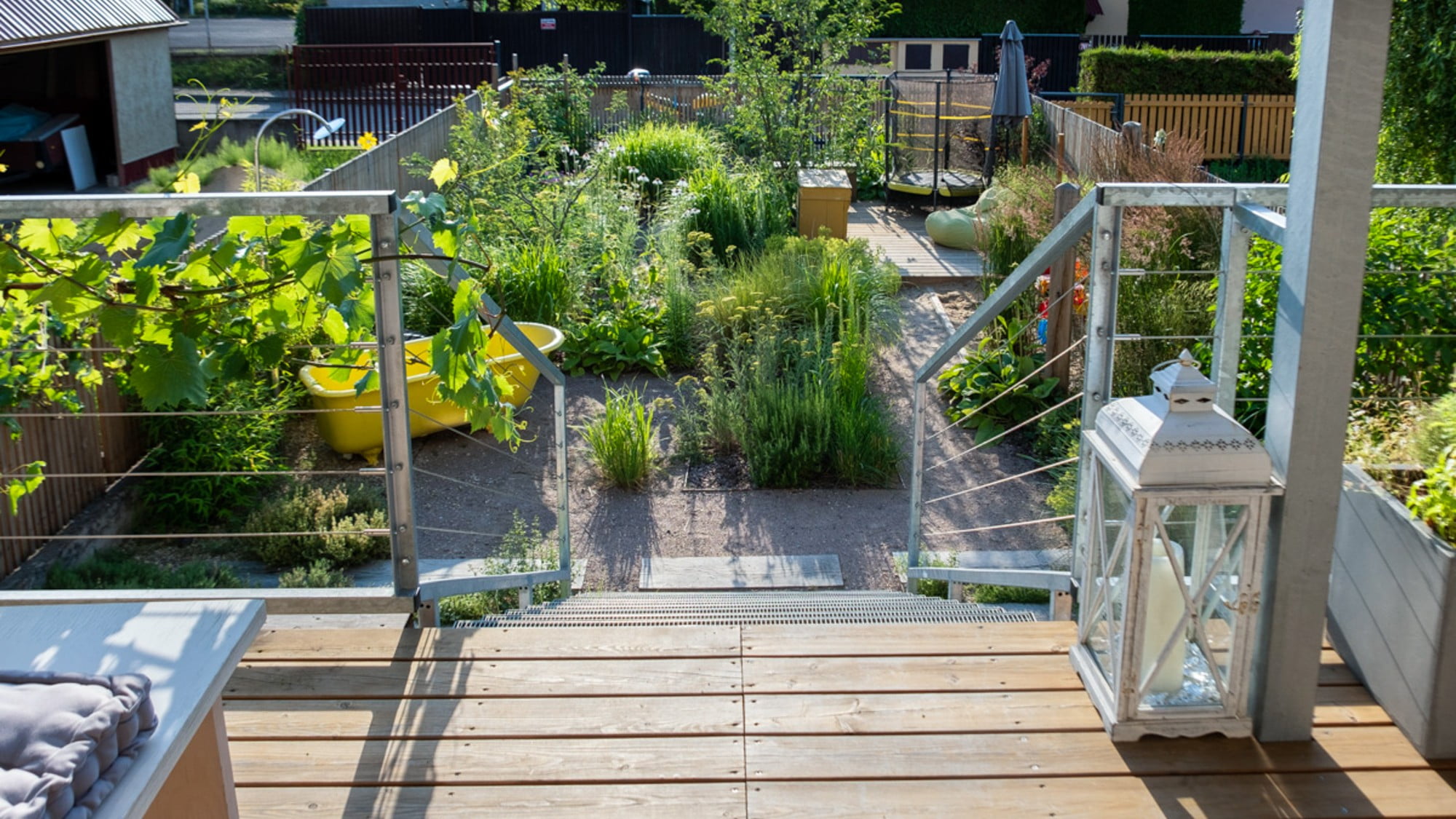 Idea per un piccolo giardino anteriore in una casa a schiera.
