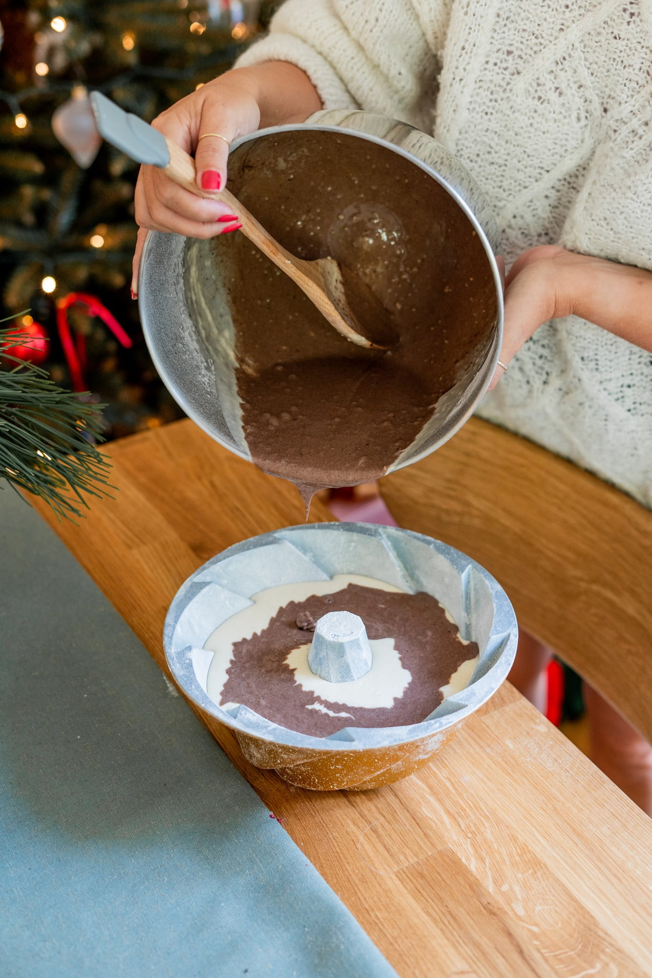 Se vuoi una ciambella marmorizzata, dividi l'impasto in due parti e alla seconda parte unisci del cacao.