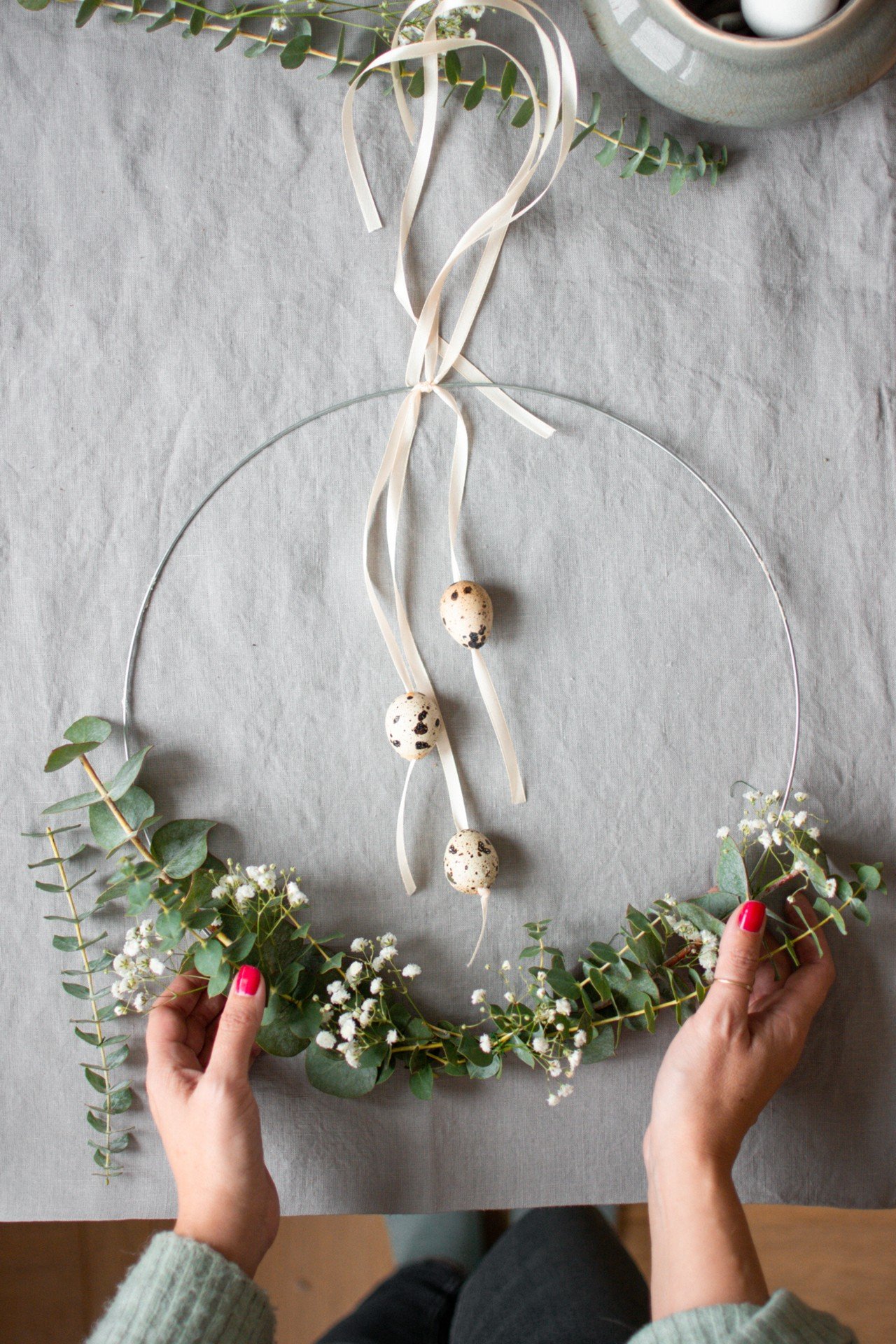 Una ghirlanda primaverile con eucalipto e uova di quaglia.