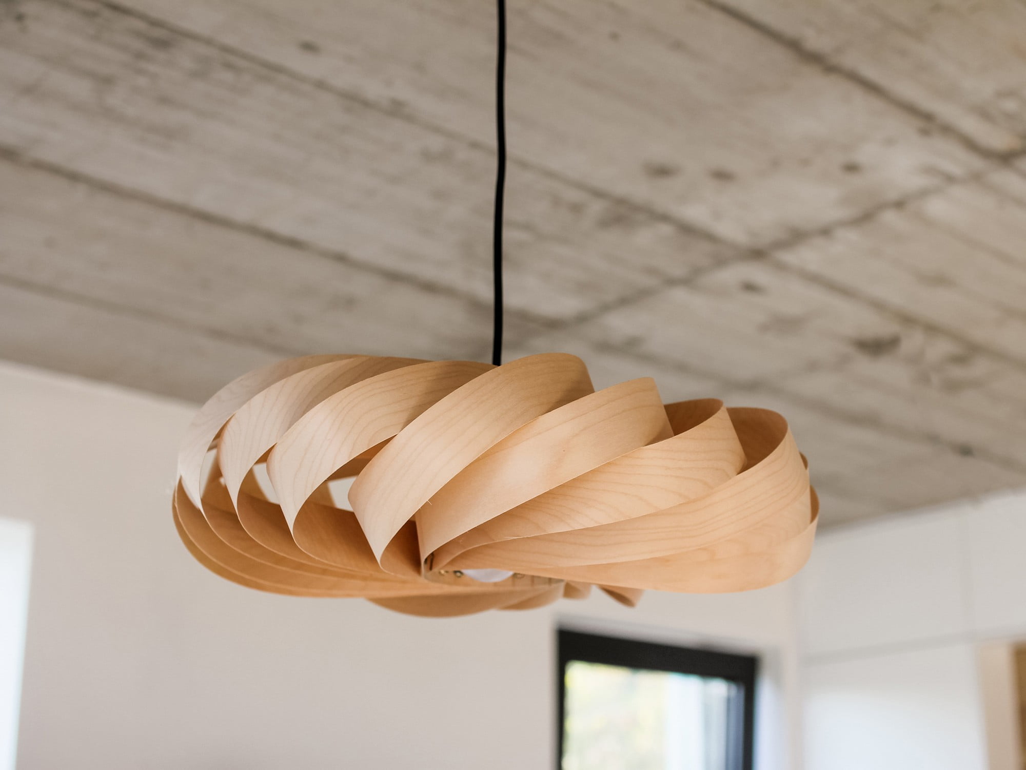 Il lampadario è realizzato con materiali naturali.