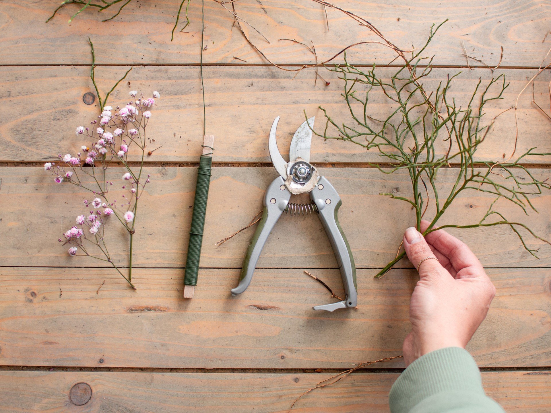 Le ghirlande primaverili fai da te sono facili da creare.