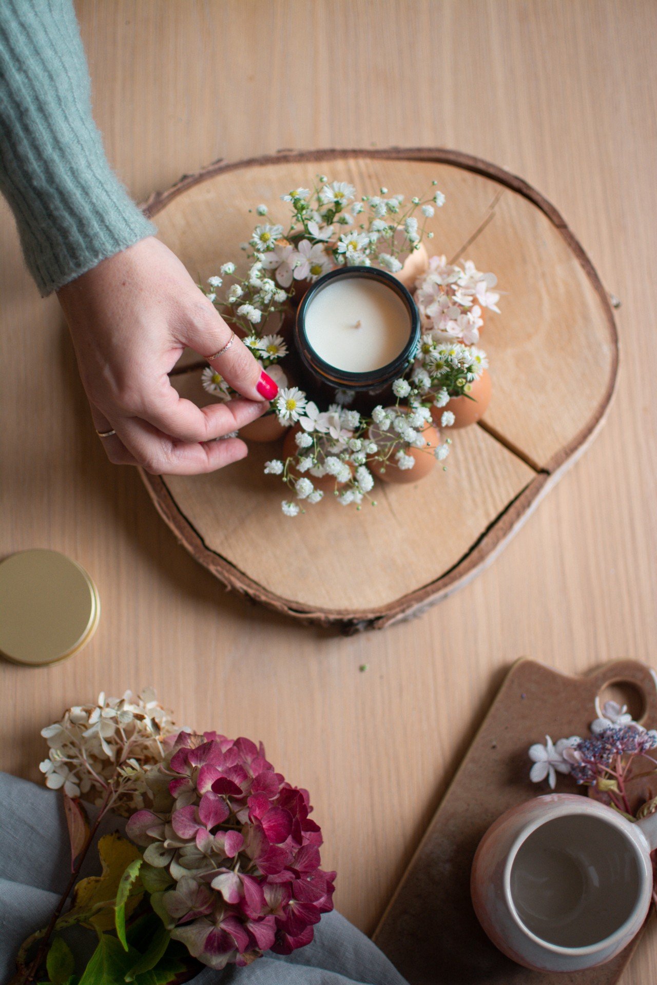 La decorazione primaverile per la tavola realizzata con gusci di noci assomiglia a una piccola ghirlanda.