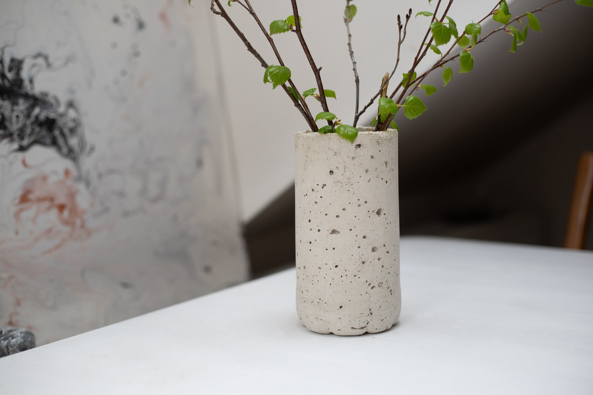 Puoi realizzare un vaso in cemento a partire da un semplice fondo di bottiglia in plastica.