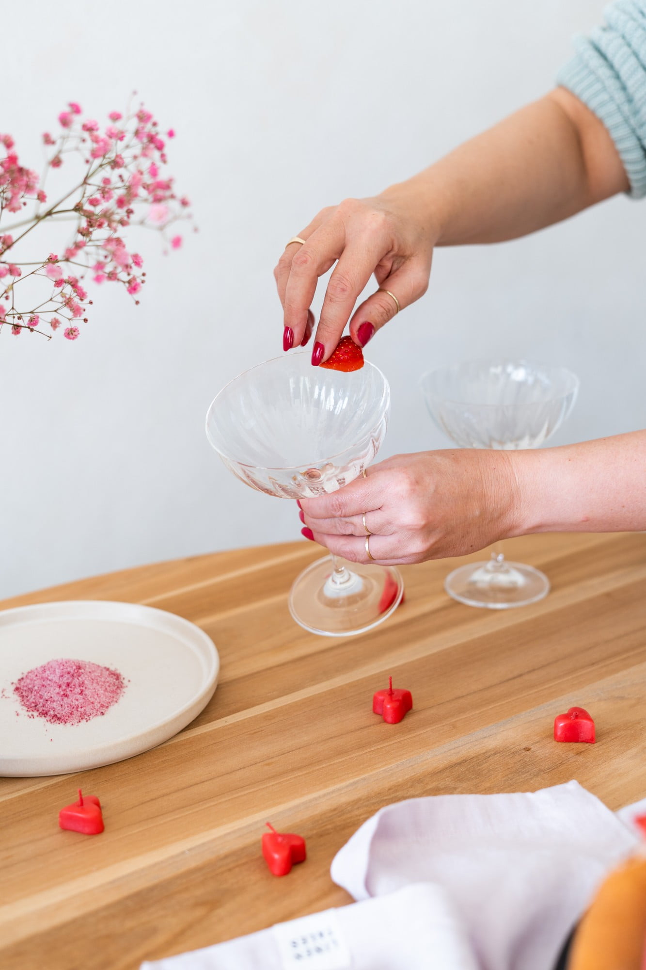 1. Usa una fettina di fragola per bagnare il bordo del bicchiere.