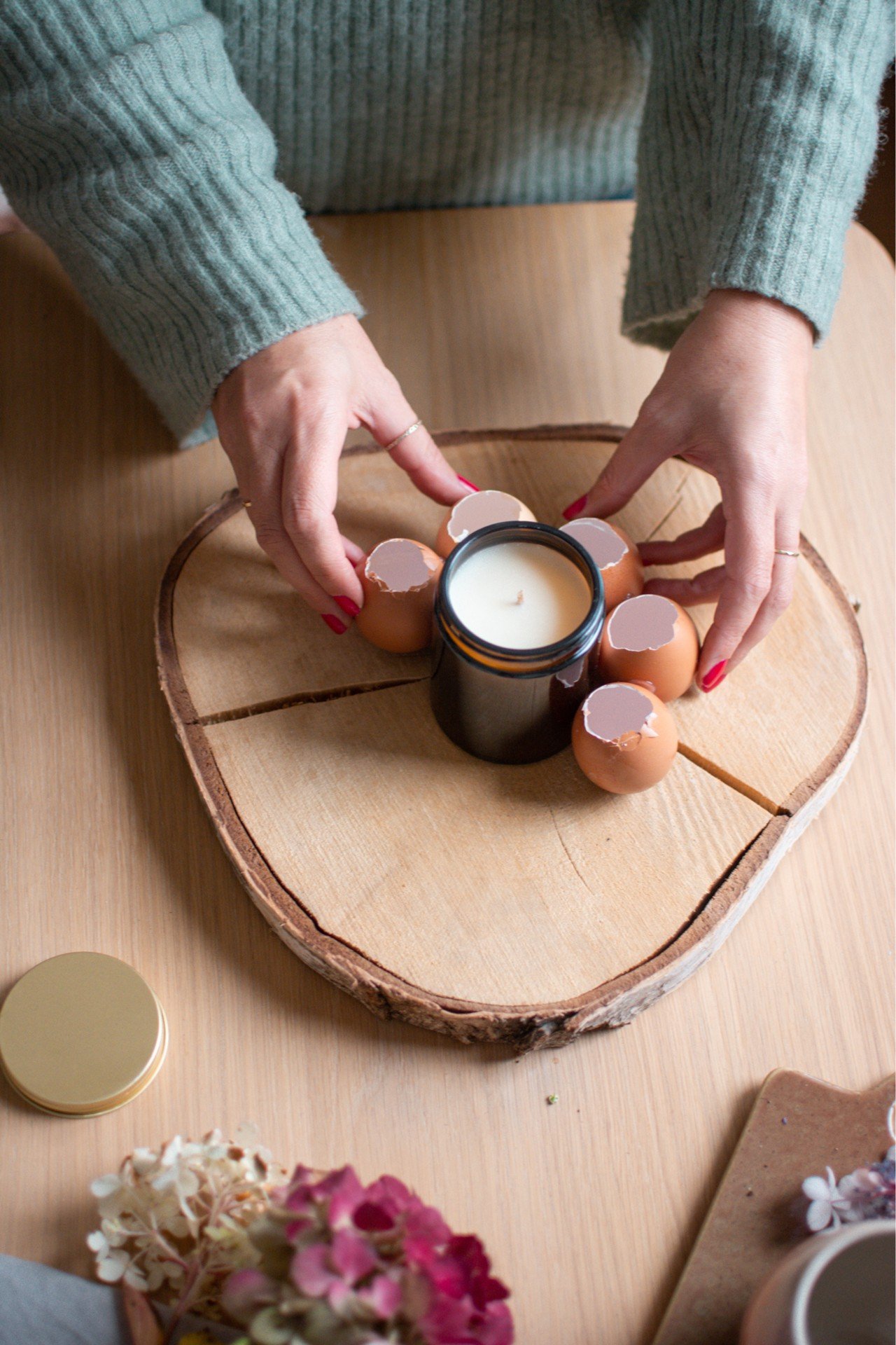 Per creare la decorazione, usa i gusci d'uovo e incollali insieme formando un cerchio. 