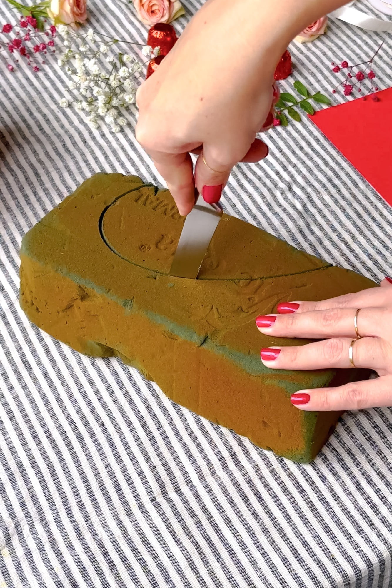 Per prima cosa, ritaglia la prima metà del cuore dalla spugna idrofila per inserirla nella scatola.