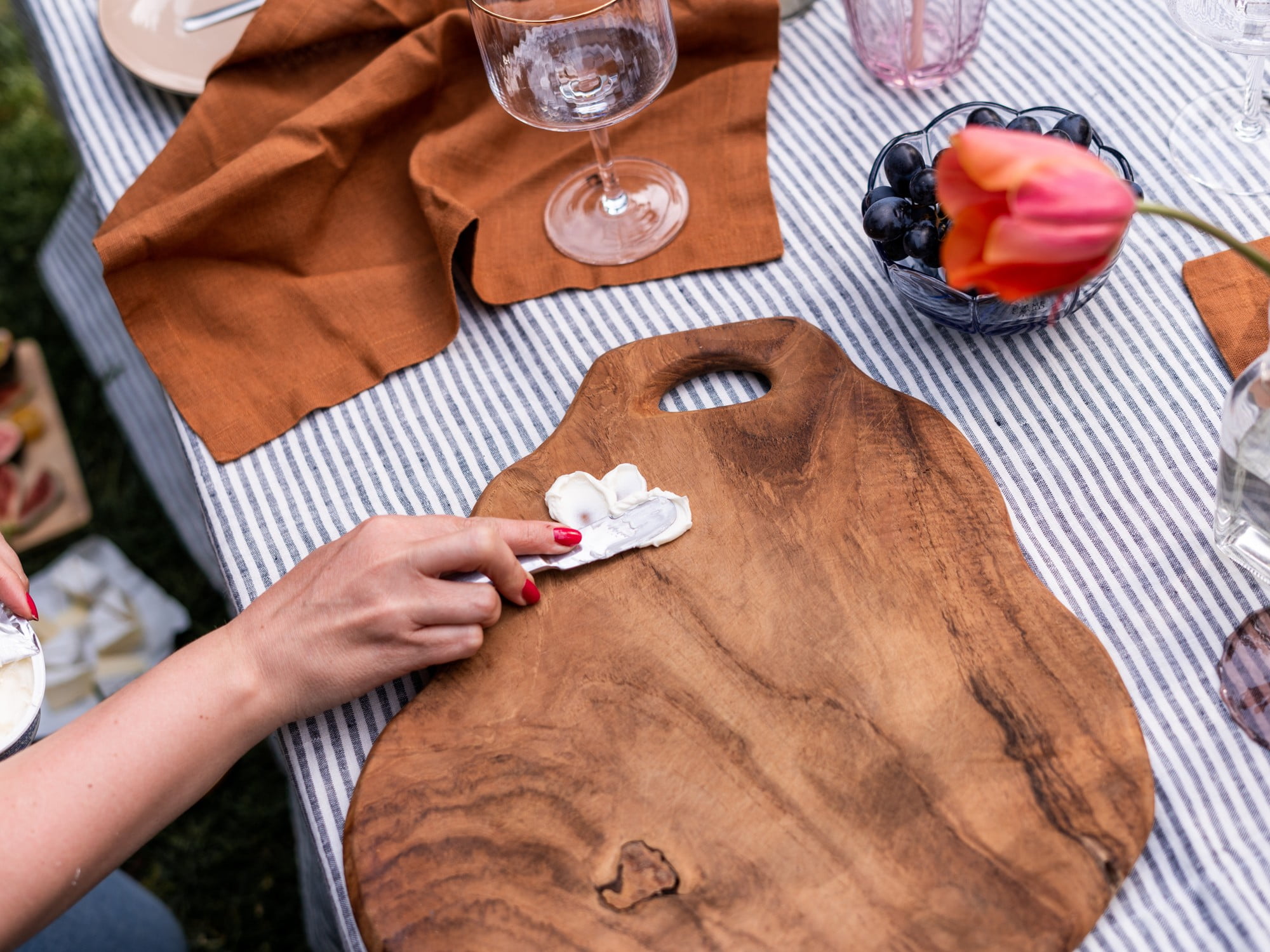 Con la ricotta e metà pomodorini si possono creare dei fiori sul tagliere.