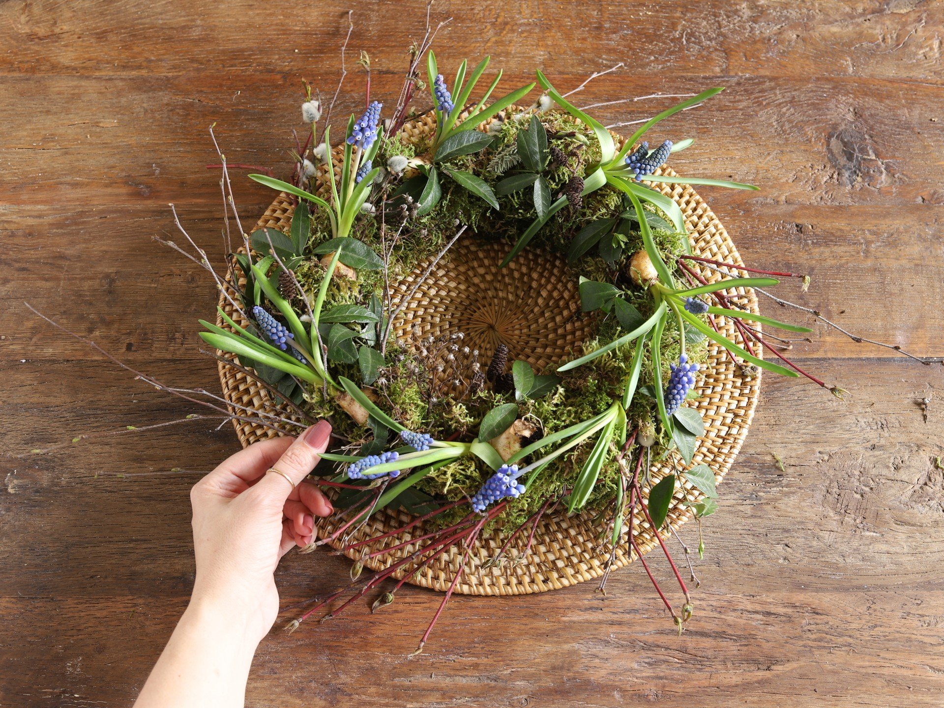Ghirlanda primaverile da tavolo in muschio decorata con bulbi