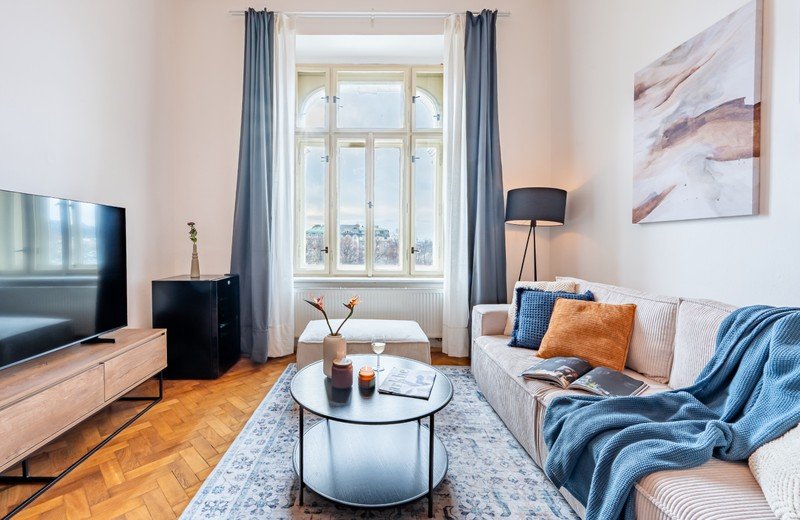 Idee di arredamento per un appartamento spazioso dai soffitti alti