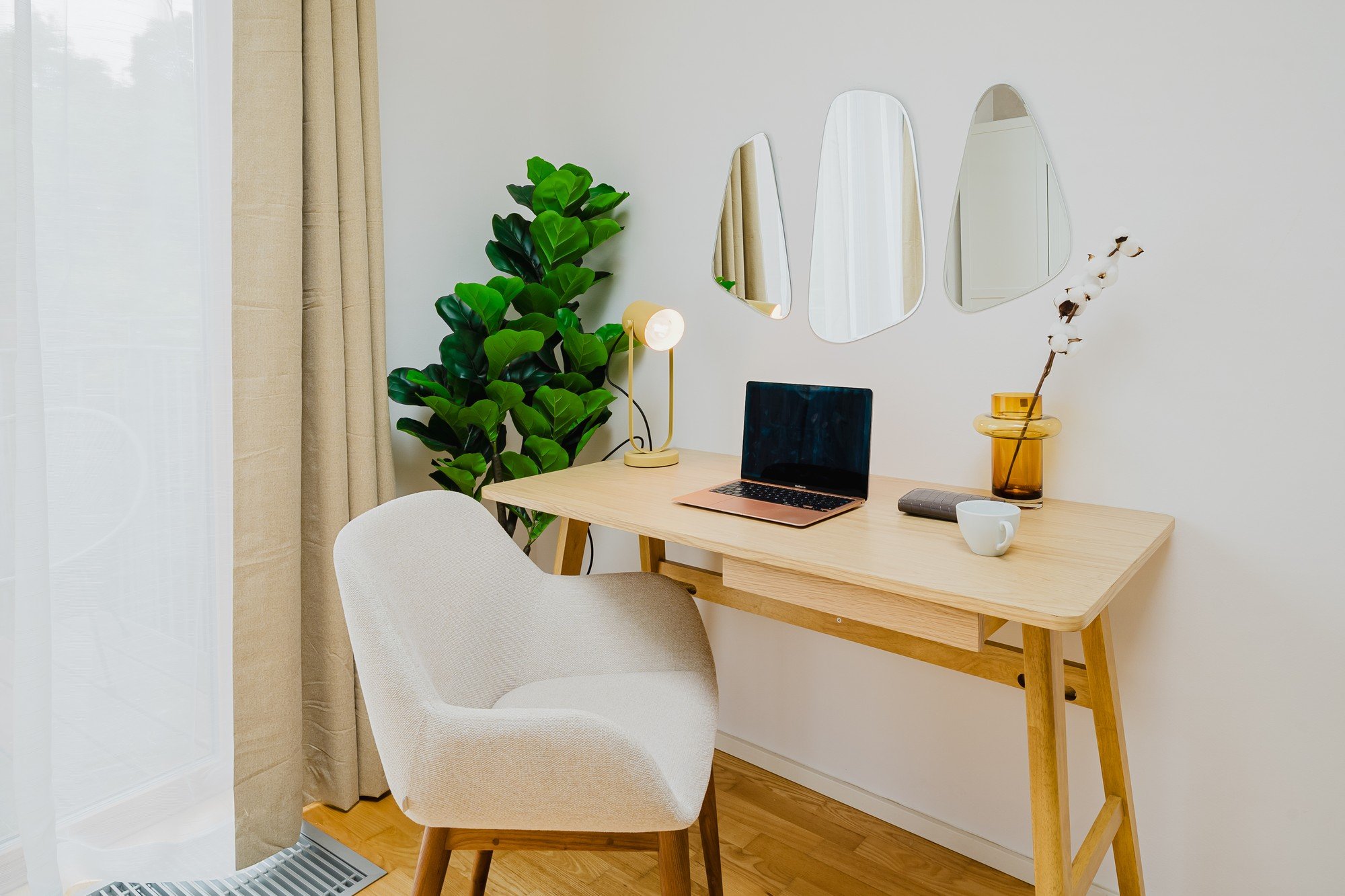 Nella camera da letto più grande è stato ricavato anche uno spazio di lavoro. 