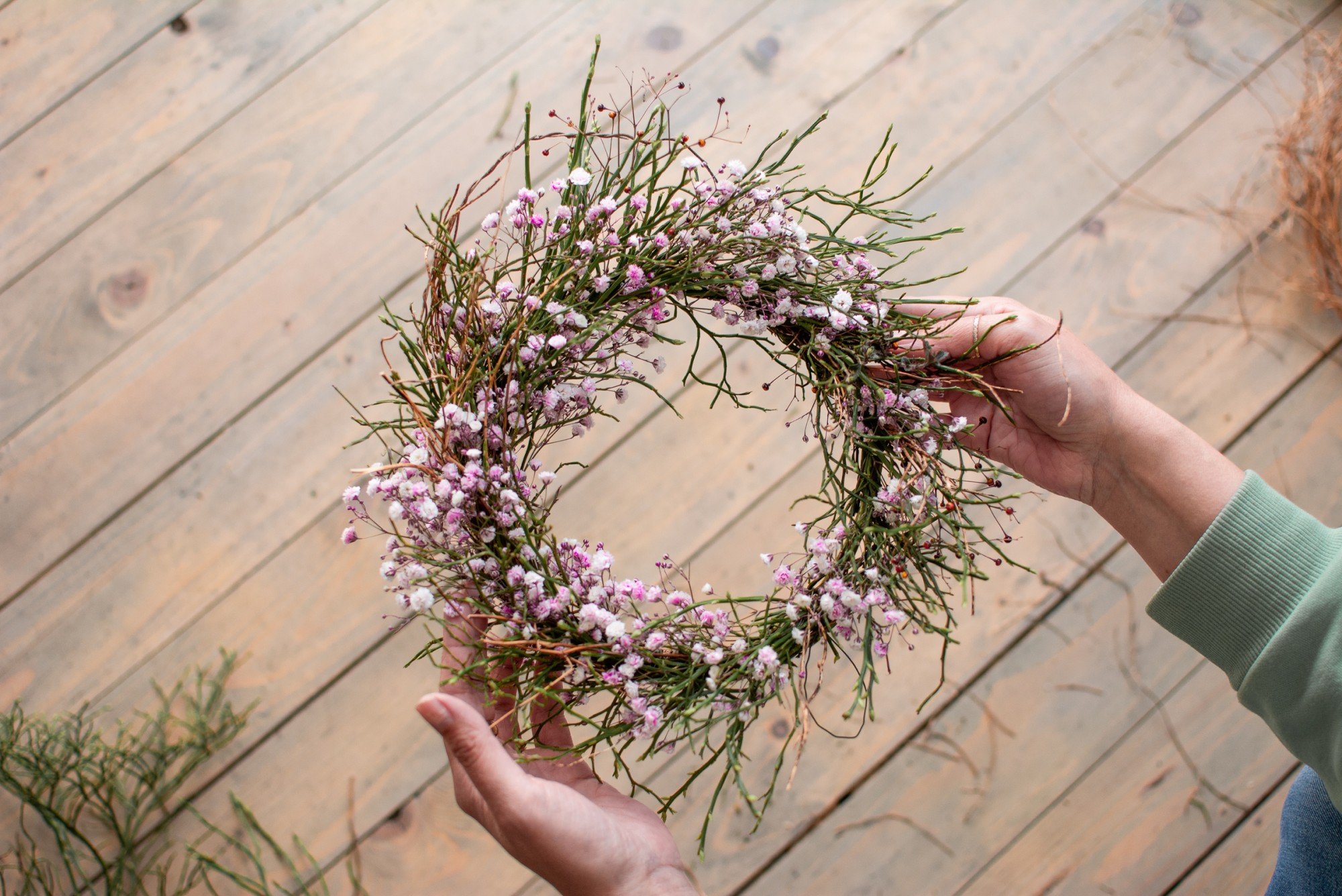 Ghirlanda primaverile con ramoscelli di mirtillo e gypsophila.