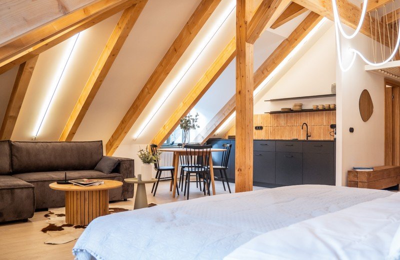 Idee per arredare un attico in stile moderno, mantenendo la sua storia