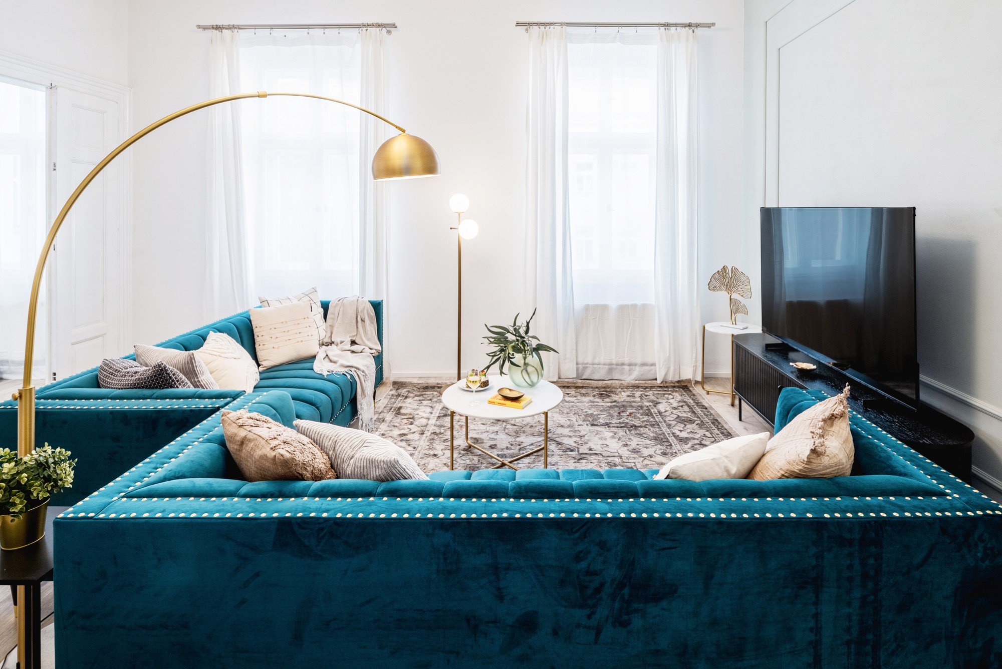 Gli accenti dorati e gli accessori scelti con cura hanno conferito agli interni un tocco di glamour raffinato, senza risultare ostentati. Il risultato è un soggiorno unico, accogliente e piacevole per la vita quotidiana.